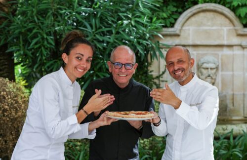 Les Chefs Christophe Cussac, Manon Santini et Rocco Seminara avec une pizza à ZIA